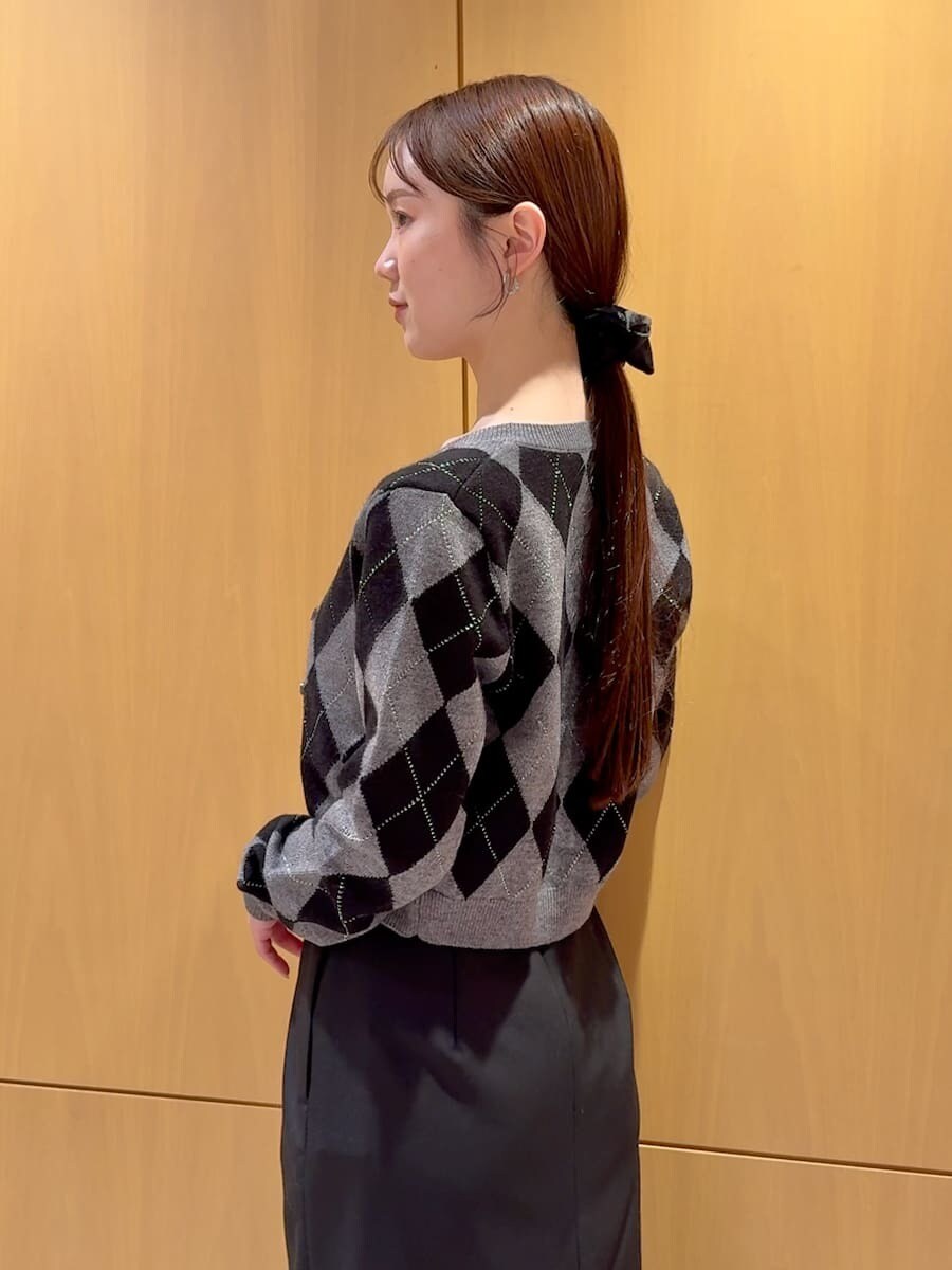 グレー系のブーツ、ブラック系のスカート、グレー系のニット/セーターを着用したレディースの秋コーディネートの6枚目の写真