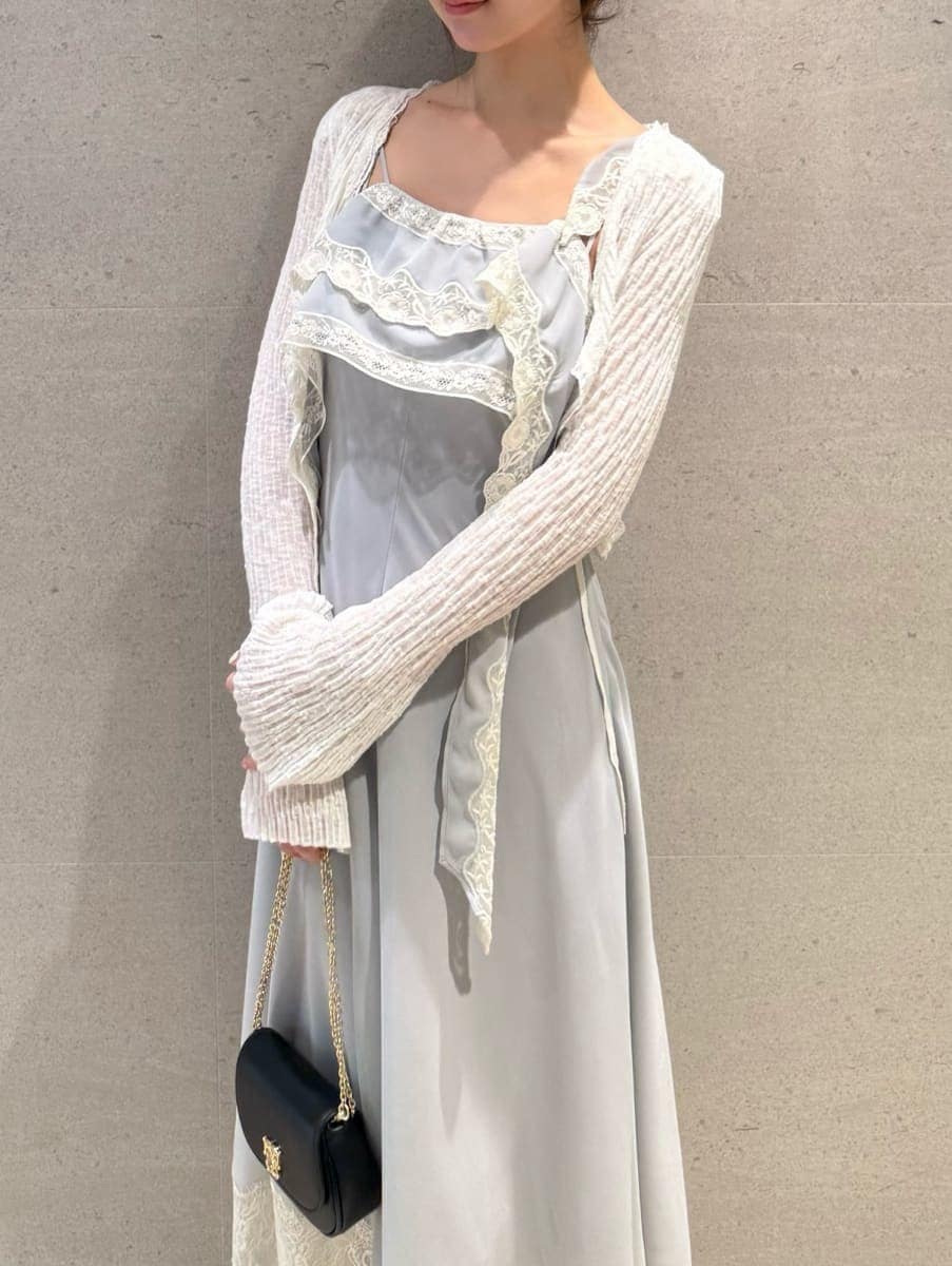 ブラック系のパンプス、ブラック系のショルダーバッグ、ブルー系のワンピースを着用したレディースの春コーディネートの3枚目の写真