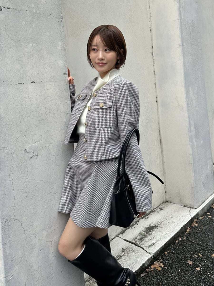 その他のノーカラージャケット、その他のその他パンツ、ホワイト系のTシャツ/カットソーを着用したレディースの秋コーディネートの6枚目の写真