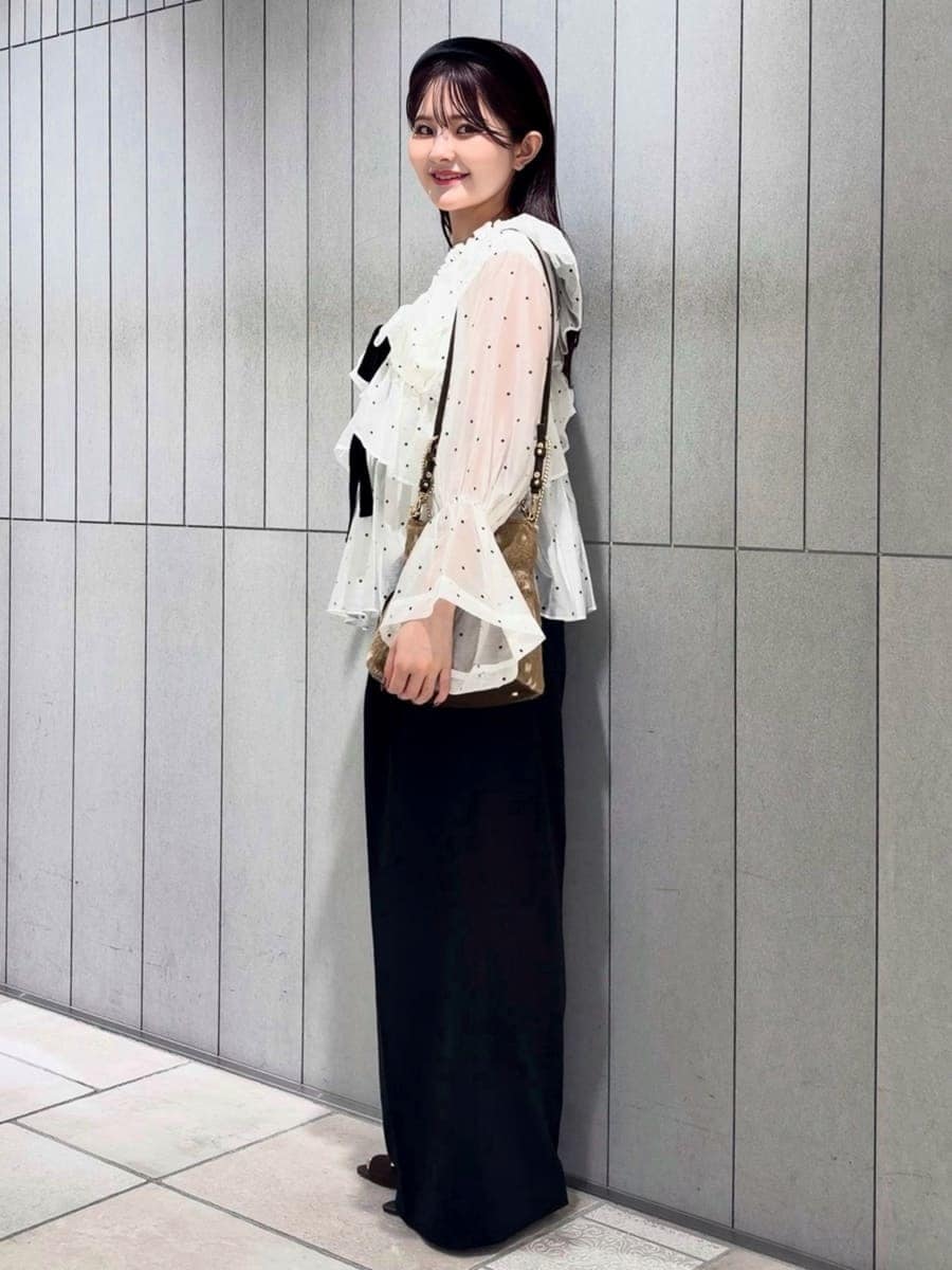 ブラック系のその他パンツ、その他のシャツ/ブラウス、ブラウン系のサンダルを着用したレディースの秋コーディネートの3枚目の写真
