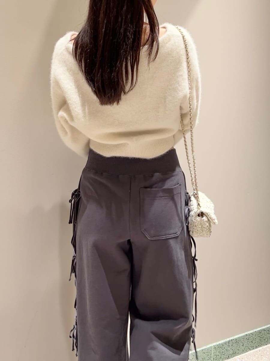 ベージュ系のカーディガン/ボレロ、ブラック系のその他パンツ、ホワイト系のショルダーバッグを着用したレディースの秋コーディネートの6枚目の写真