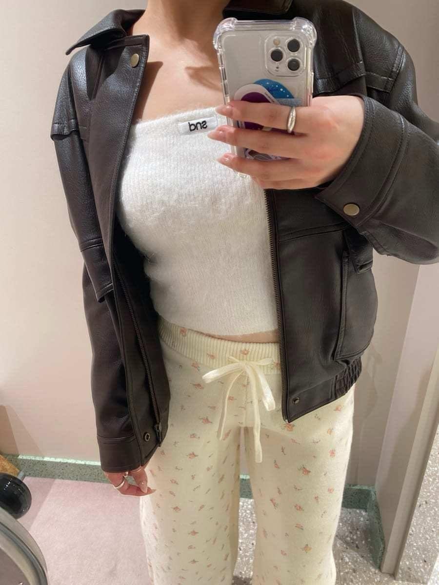ブラウン系のブルゾン、その他のその他パンツ、ホワイト系のカーディガン/ボレロを着用したレディースの秋コーディネートの7枚目の写真