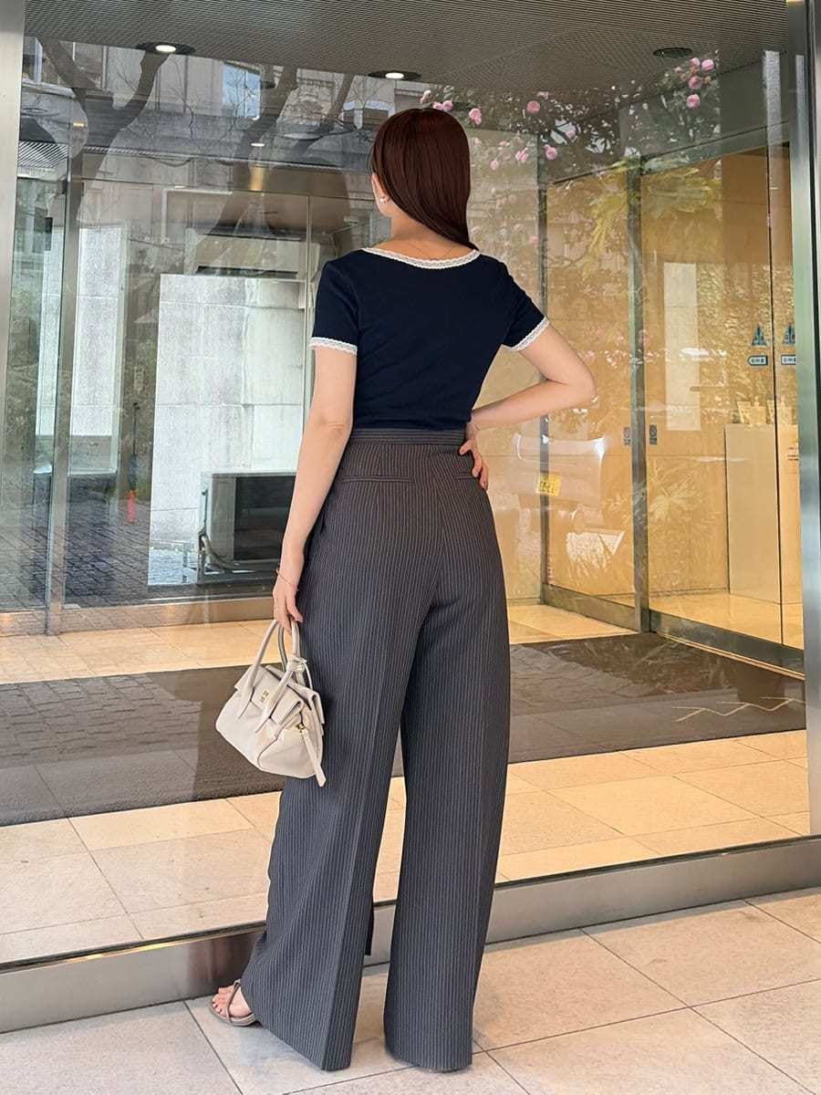 グレー系のその他パンツ、ブルー系のTシャツ/カットソー、ブラウン系のサンダルを着用したレディースの春コーディネートの2枚目の写真