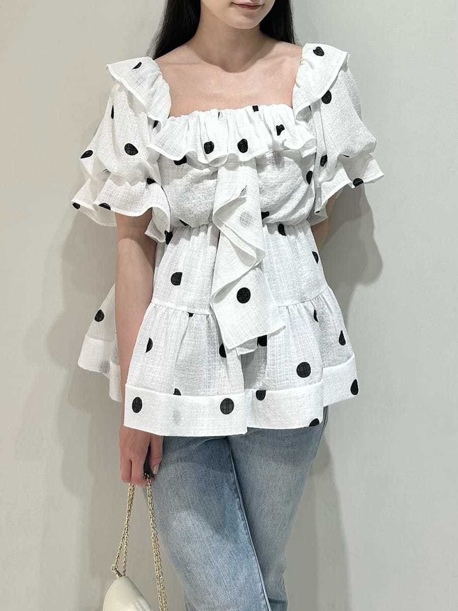 ブルー系のデニムパンツ、ホワイト系のショルダーバッグ、ホワイト系のシャツ/ブラウスを着用したレディースの春コーディネートの5枚目の写真