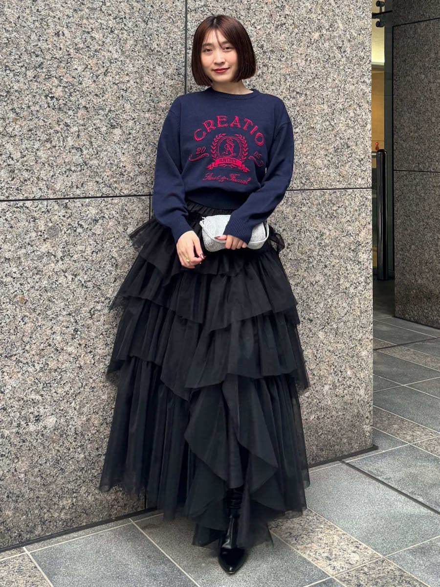 ブラック系のブーツ、ブルー系のニット/セーターを着用したレディースの冬コーディネートの4枚目の写真