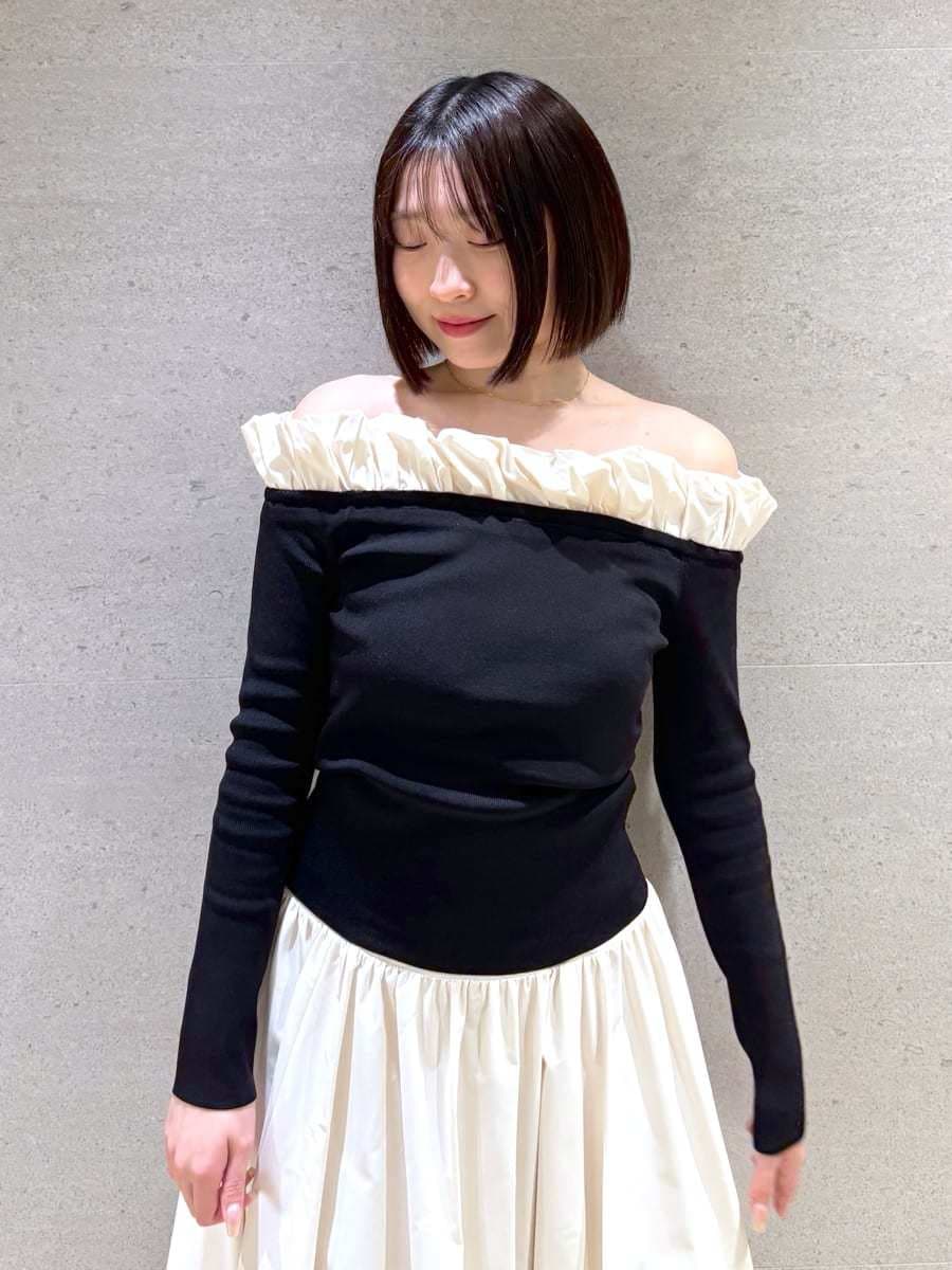 ホワイト系のスカート、ブラック系のニット/セーターを着用したレディースの冬コーディネートの7枚目の写真