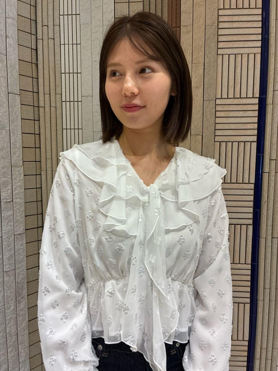 ブラック系のブーツ、ブルー系のその他パンツ、ブルー系のチェスターコートを着用したレディースの冬コーディネートの7枚目の写真