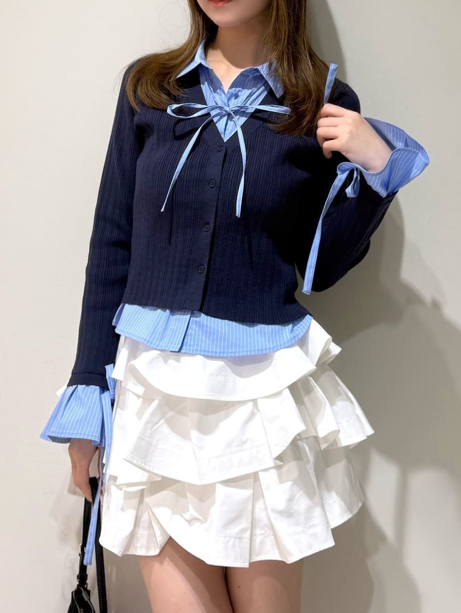 ホワイト系のその他パンツ、ブルー系のニット/セーター、ブラック系のサンダルを着用したレディースの夏コーディネートの2枚目の写真