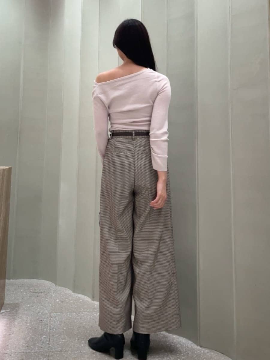 ブラウン系のハンドバッグ、その他のその他パンツ、ピンク系のニット/セーターを着用したレディースの秋コーディネートの3枚目の写真