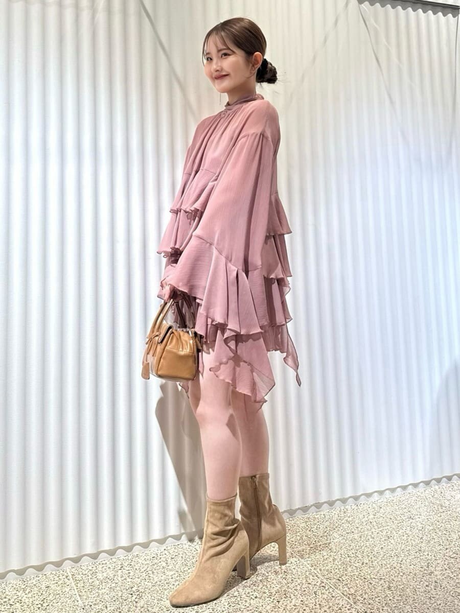 レッド系のシャツ/ブラウス、レッド系のその他パンツ、ベージュ系のブーツを着用したレディースの秋コーディネートの7枚目の写真