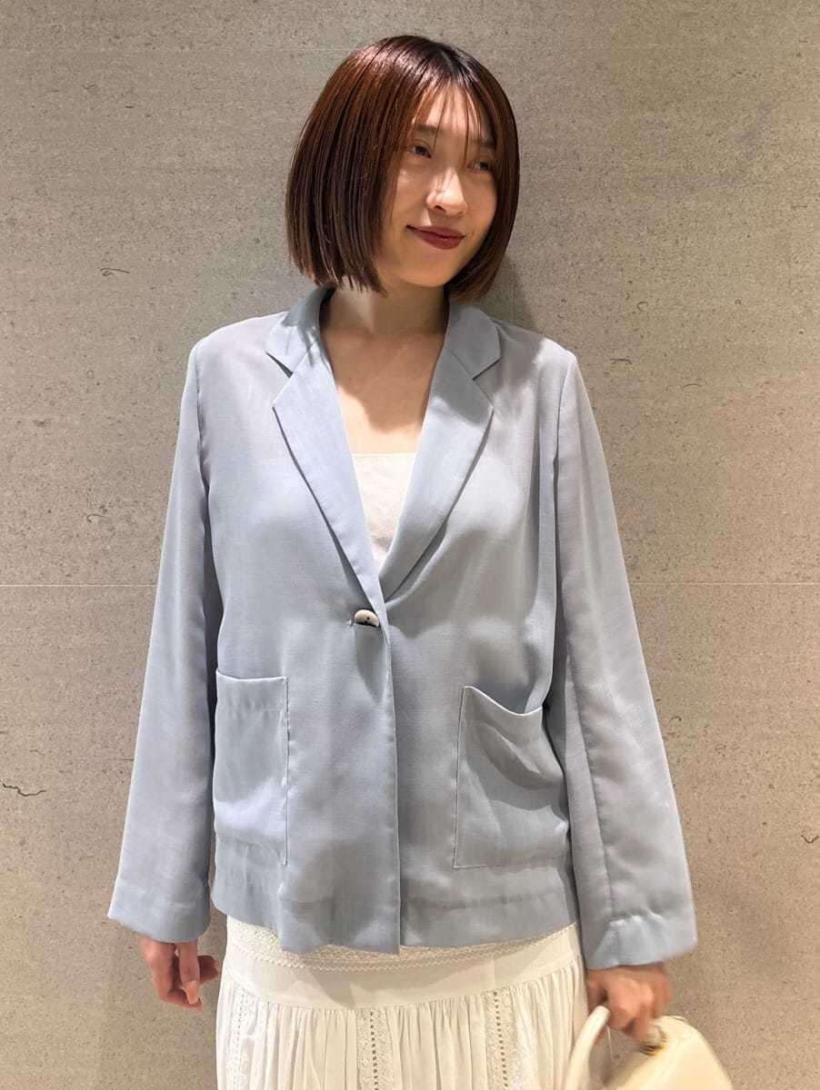 ブルー系のテーラードジャケット、ホワイト系のスカート、ホワイト系のショルダーバッグを着用したレディースの夏コーディネートの5枚目の写真