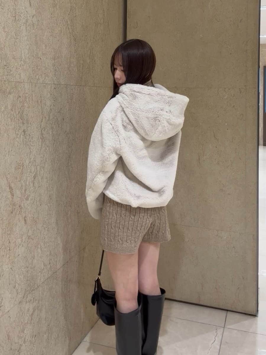 ベージュ系のブルゾン、ブラウン系のその他パンツ、ベージュ系のニット/セーターを着用したレディースの秋コーディネートの3枚目の写真