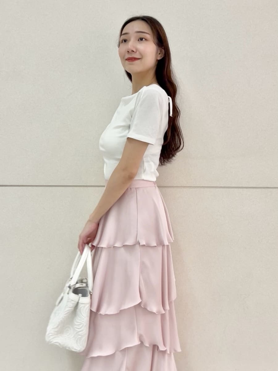 ピンク系のスカート、ホワイト系のTシャツ/カットソー、ホワイト系のハンドバッグを着用したレディースの夏コーディネートの5枚目の写真