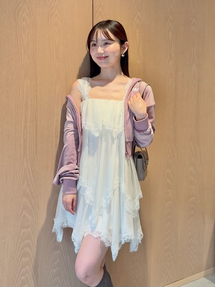 ブラウン系のソックス/靴下を着用したレディースの秋コーディネートの4枚目の写真