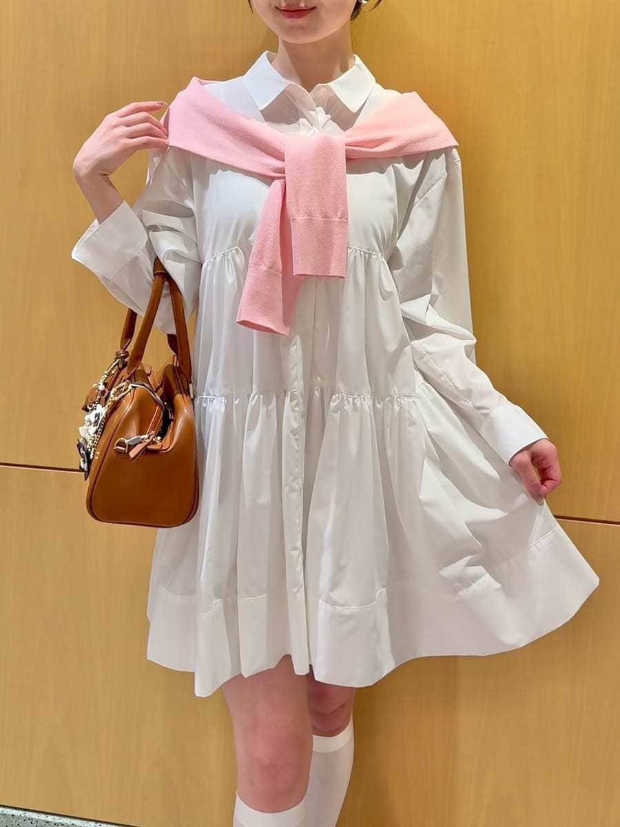 ホワイト系のワンピース、レッド系のカーディガン/ボレロ、イエロー系のボストンバッグを着用したレディースの春コーディネートの4枚目の写真