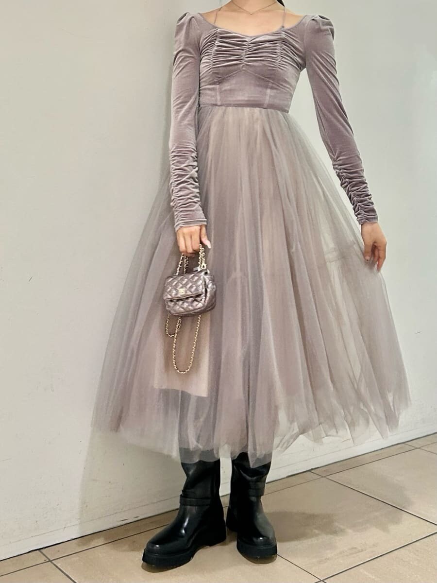 パープル系のワンピース、ブラック系のブルゾン、ブラック系のブーツを着用したレディースの夏コーディネートの7枚目の写真