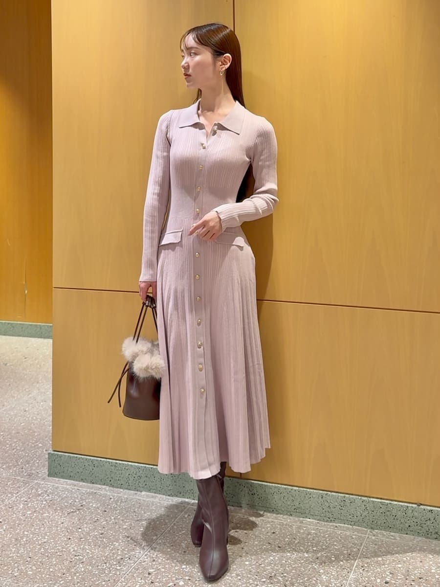 レッド系のブーツ、ブラウン系のステンカラーコート、ピンク系のワンピースを着用したレディースの秋コーディネートの4枚目の写真