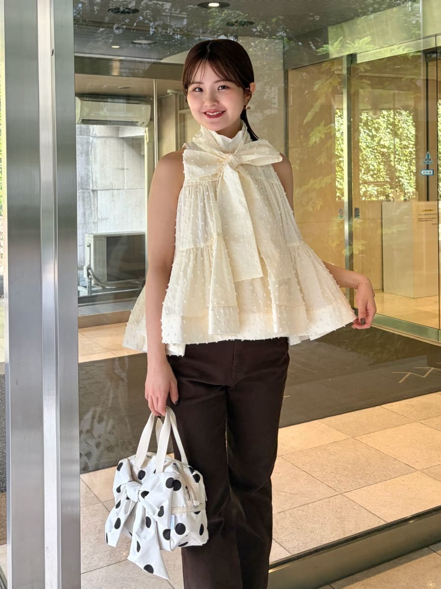 ブラウン系のその他パンツ、ホワイト系のシャツ/ブラウス、ホワイト系のショルダーバッグを着用したレディースの春コーディネートの3枚目の写真