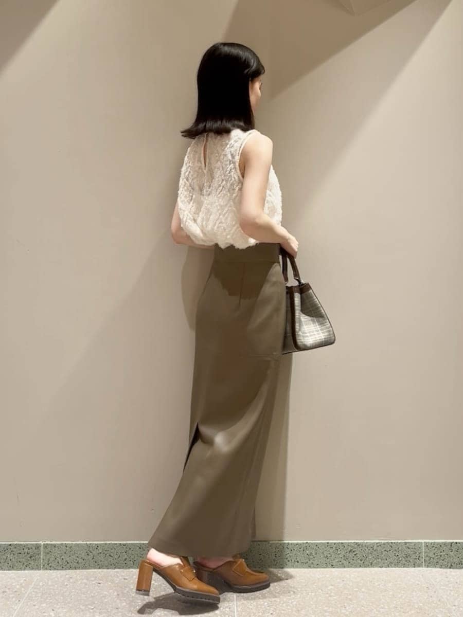 ホワイト系のシャツ/ブラウス、ブラウン系のスカート、ブラウン系のハンドバッグを着用したレディースの夏コーディネートの3枚目の写真