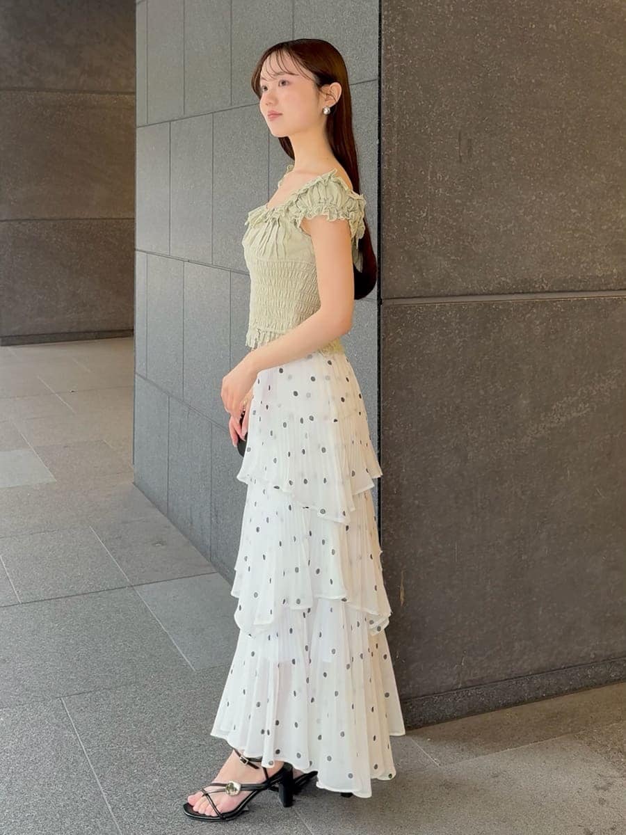 その他のスカート、グリーン系のシャツ/ブラウス、ブラック系のショルダーバッグを着用したレディースの春コーディネートの4枚目の写真