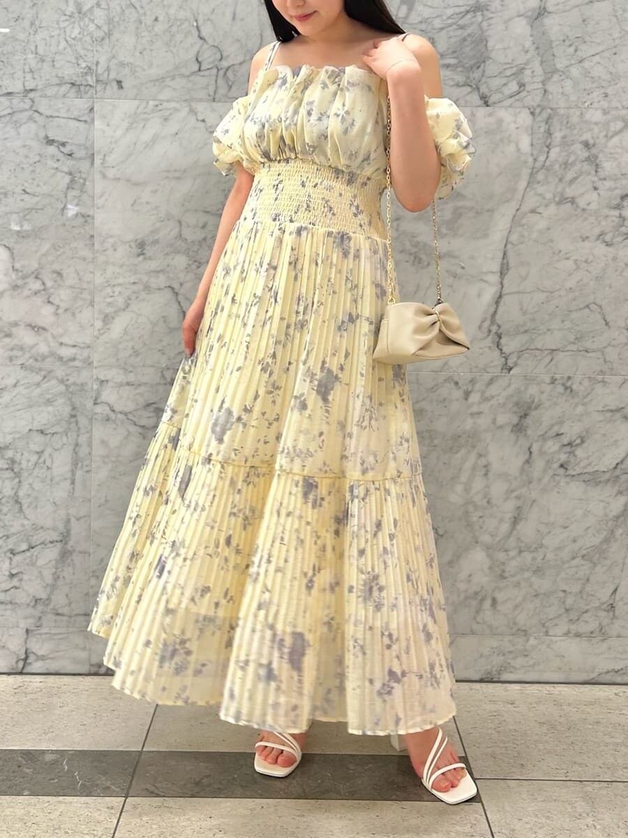 イエロー系のワンピース、ホワイト系のサンダルを着用したレディースの夏コーディネートの5枚目の写真