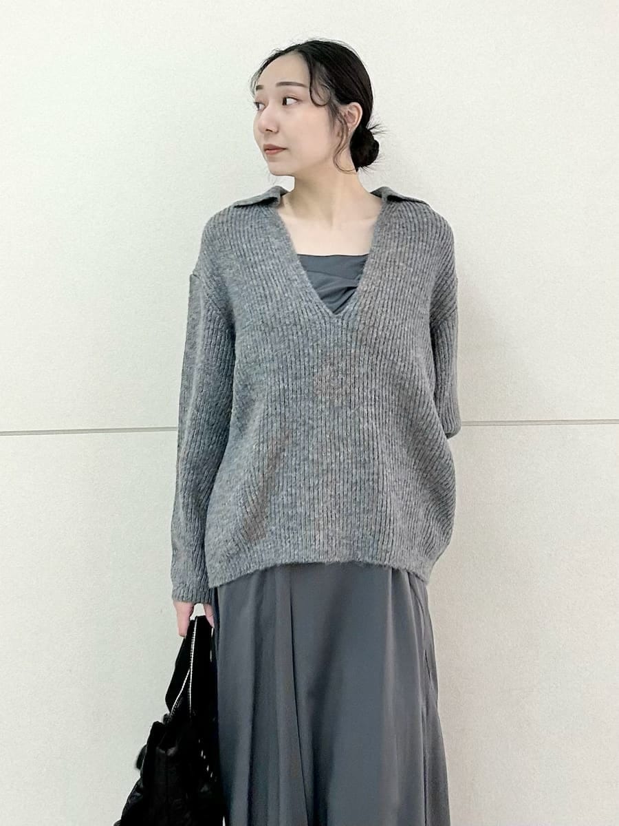 ベージュ系のブーツ、ブラック系のハンドバッグ、グレー系のワンピースを着用したレディースの冬コーディネートの4枚目の写真