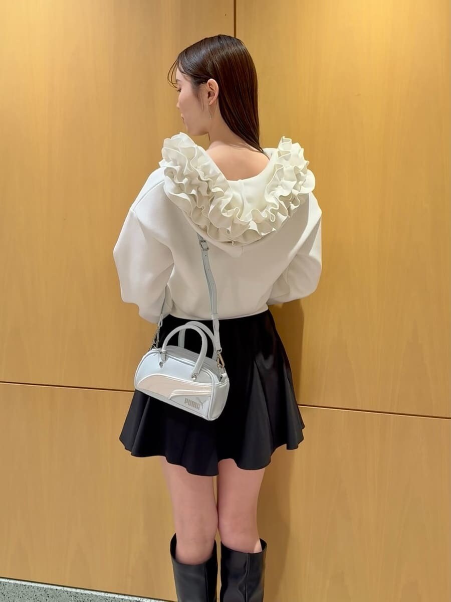 ブラック系のその他パンツ、ブラック系のブーツ、ブルー系のハンドバッグを着用したレディースの冬コーディネートの6枚目の写真