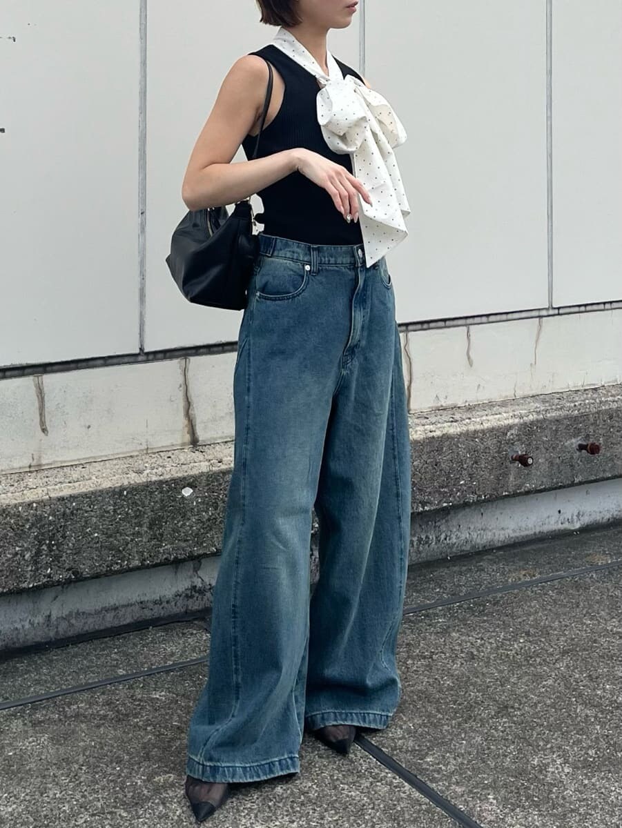 ブルー系のデニムパンツ、ブラック系のTシャツ/カットソー、ブラック系のショルダーバッグを着用したレディースの夏コーディネートの2枚目の写真