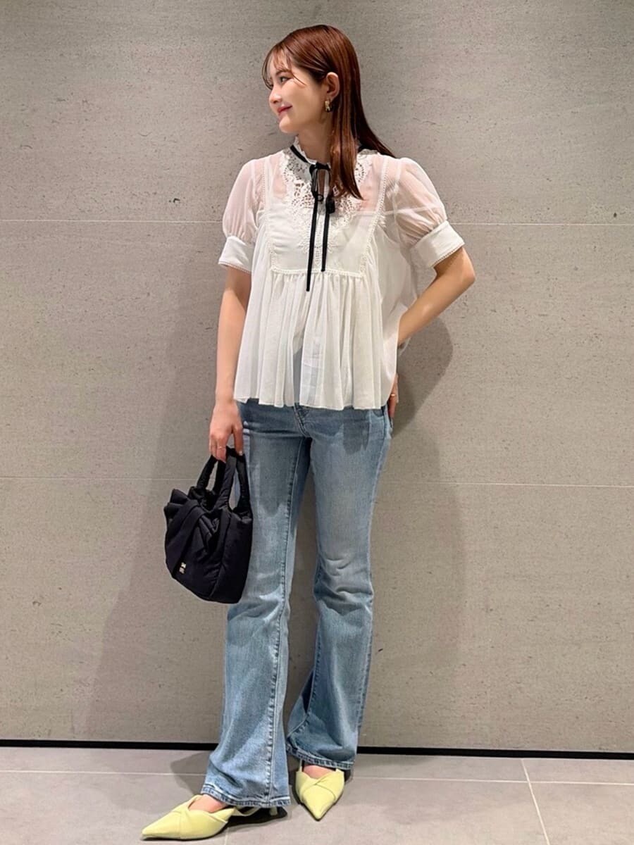 ブルー系のデニムパンツ、イエロー系のパンプス、その他のシャツ/ブラウスを着用したレディースの春コーディネートの5枚目の写真