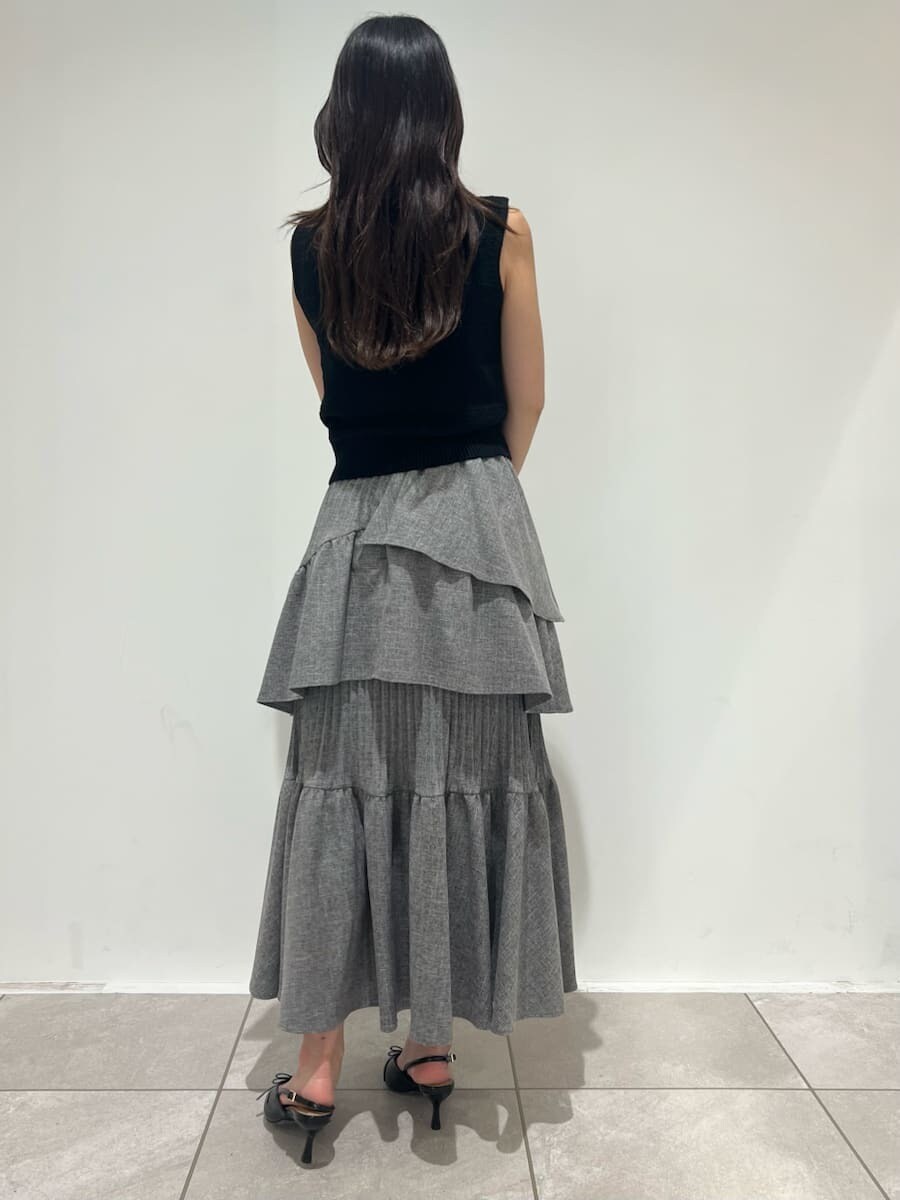 その他のワンピース、ブルー系のニット/セーター、ブラック系のショルダーバッグを着用したレディースの夏コーディネートの2枚目の写真