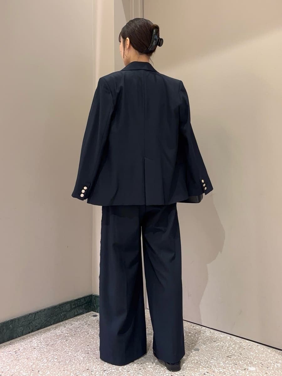 ブルー系のテーラードジャケット、ブルー系のその他パンツ、ブラック系のその他トップスを着用したレディースの夏コーディネートの7枚目の写真