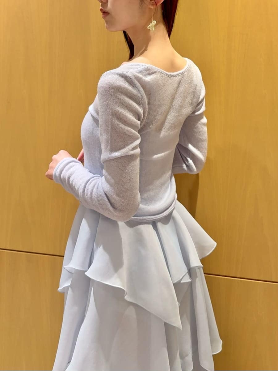 ブルー系のワンピース、ホワイト系のショルダーバッグ、その他のイヤリングを着用したレディースの冬コーディネートの5枚目の写真