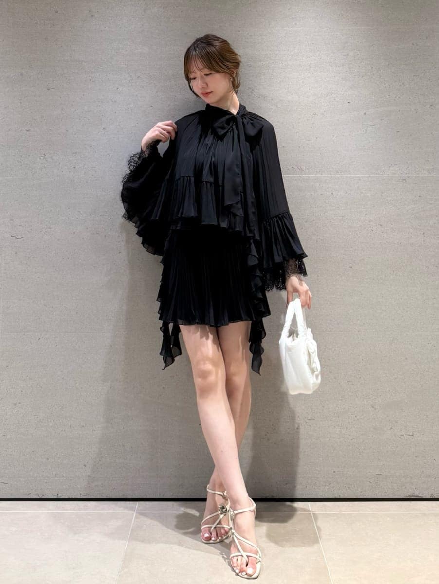 シルバー系のイヤリングを着用したレディースの春コーディネートの5枚目の写真