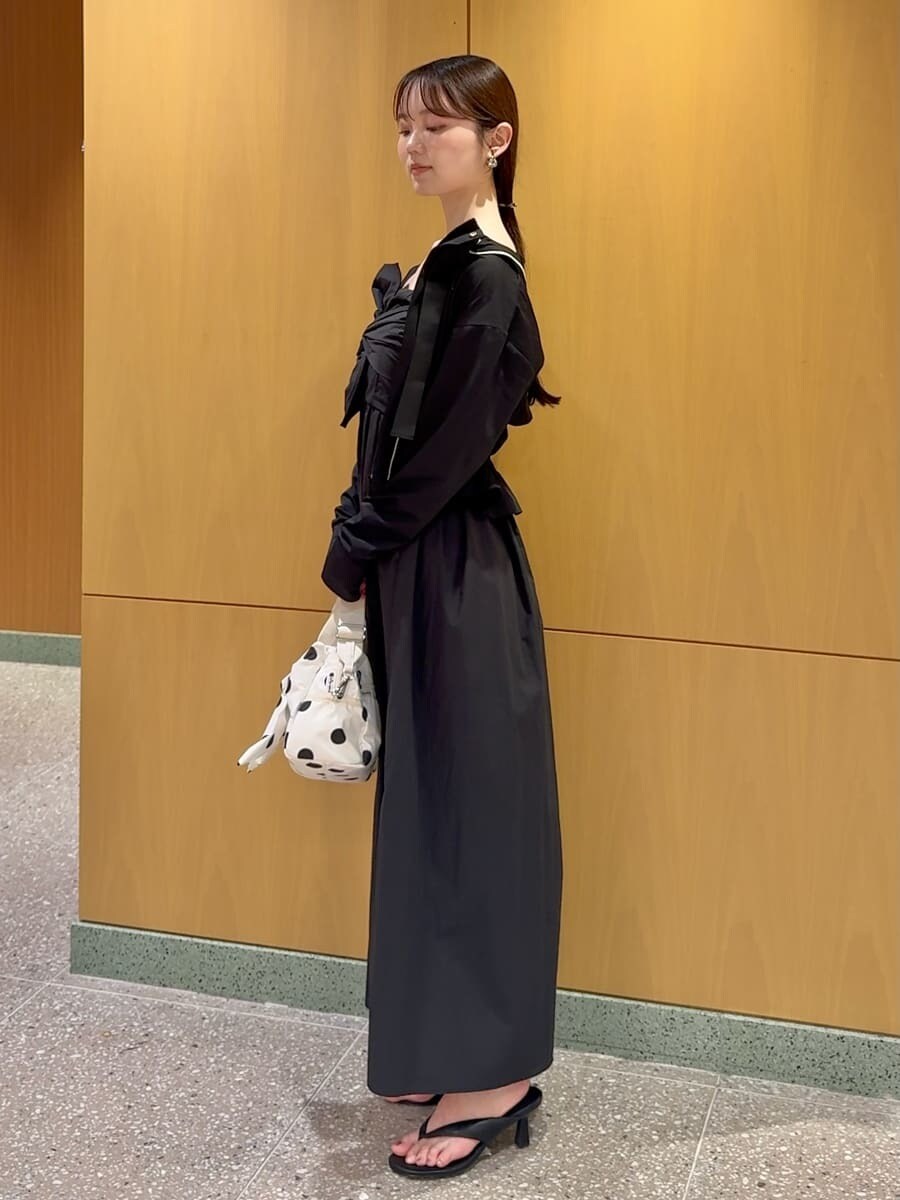 ブラック系のパーカー、ブラック系のワンピースを着用したレディースの夏コーディネートの2枚目の写真