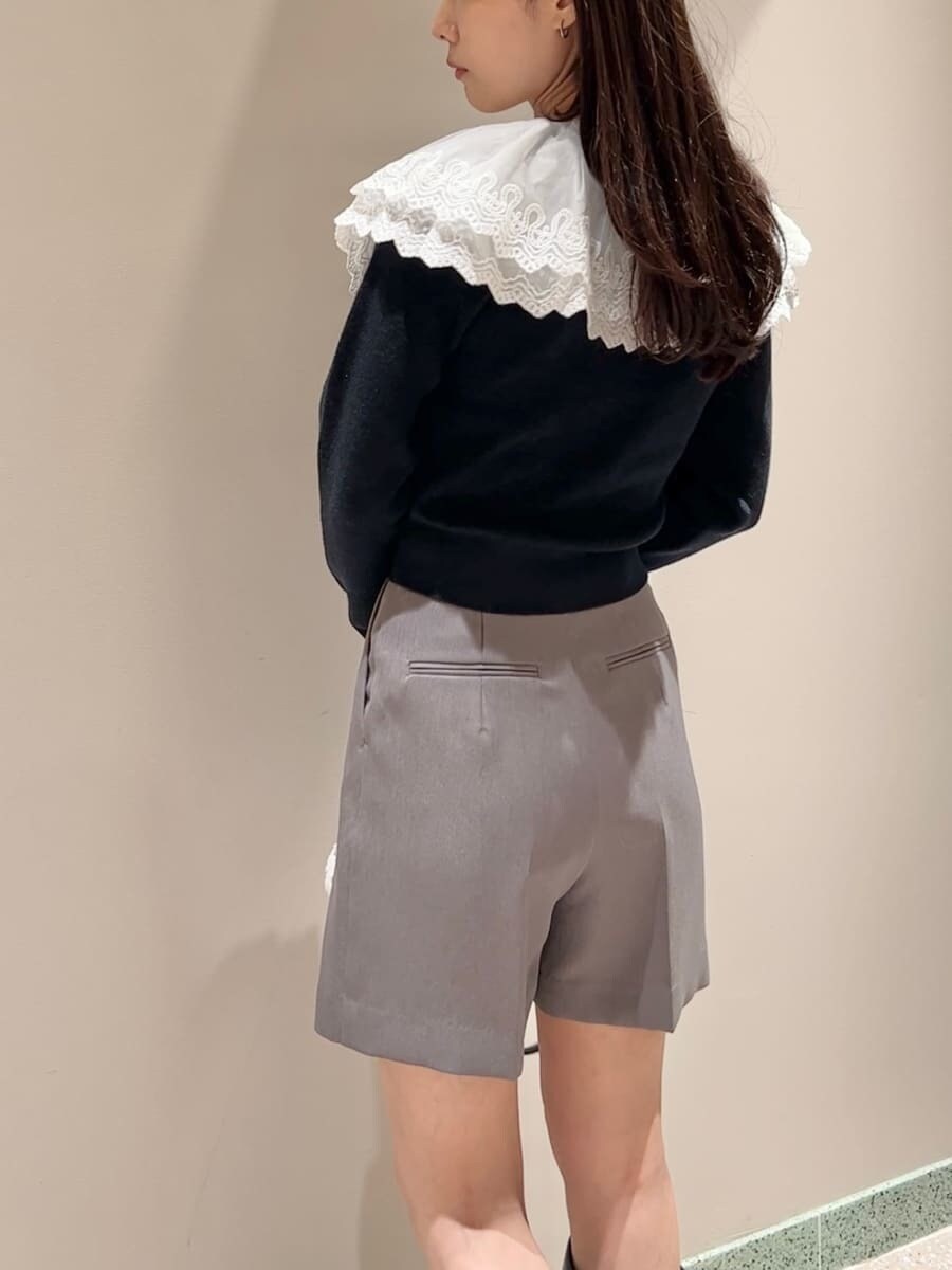 ブルー系のニット/セーター、グレー系のその他パンツ、ブラック系のショルダーバッグを着用したレディースの秋コーディネートの5枚目の写真