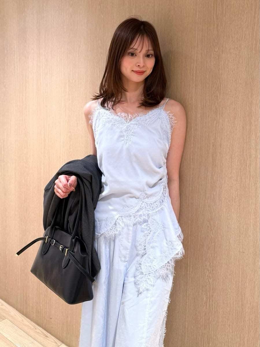 グレー系のテーラードジャケット、ブルー系のその他パンツ、ブルー系のキャミソールを着用したレディースの秋コーディネートの2枚目の写真