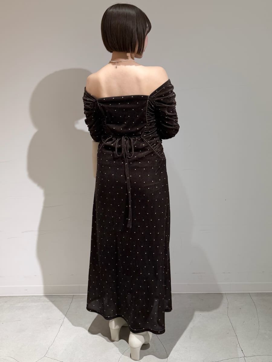 ベージュ系のチェスターコート、その他のワンピース、ホワイト系のハンドバッグを着用したレディースの冬コーディネートの6枚目の写真