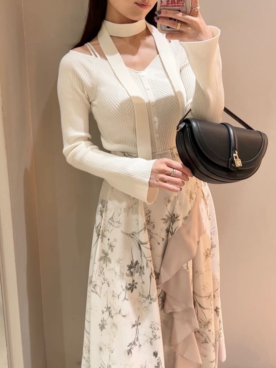 ホワイト系のニット/セーター、ベージュ系のスカート、ブラック系のハンドバッグを着用したレディースの秋コーディネートの4枚目の写真