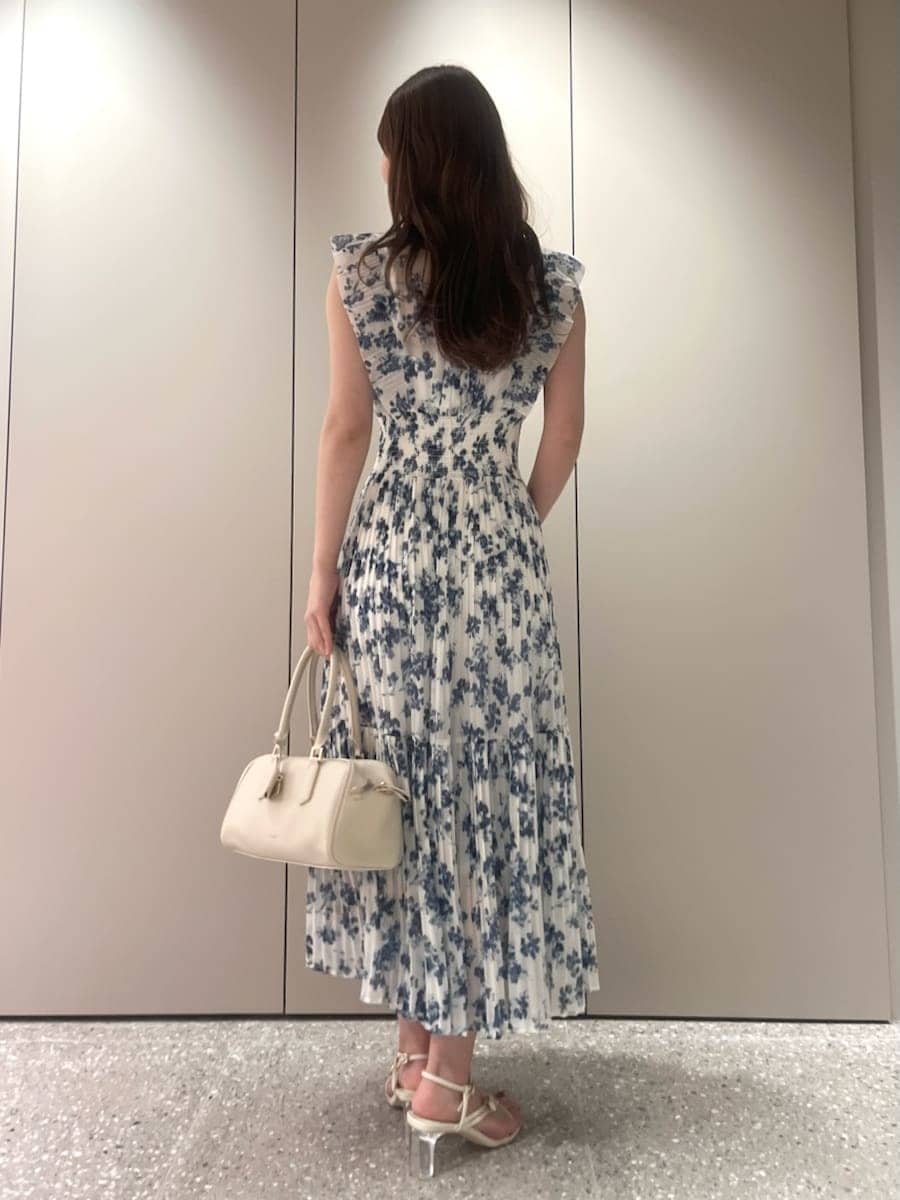ブルー系のワンピース、ホワイト系のボストンバッグ、ベージュ系のショルダーバッグを着用したレディースの春コーディネートの3枚目の写真