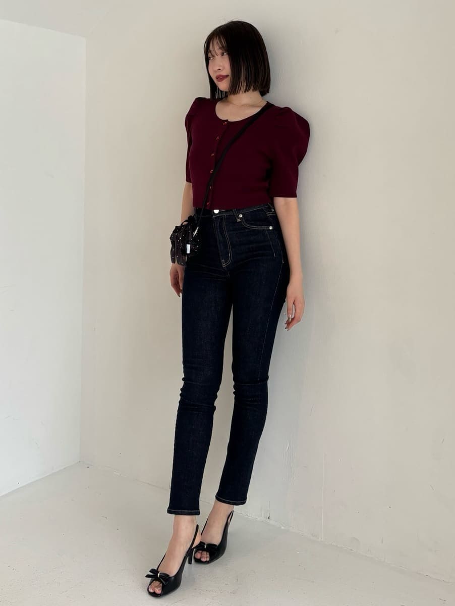 ブルー系のその他パンツ、レッド系のカーディガン/ボレロを着用したレディースの春コーディネートの4枚目の写真