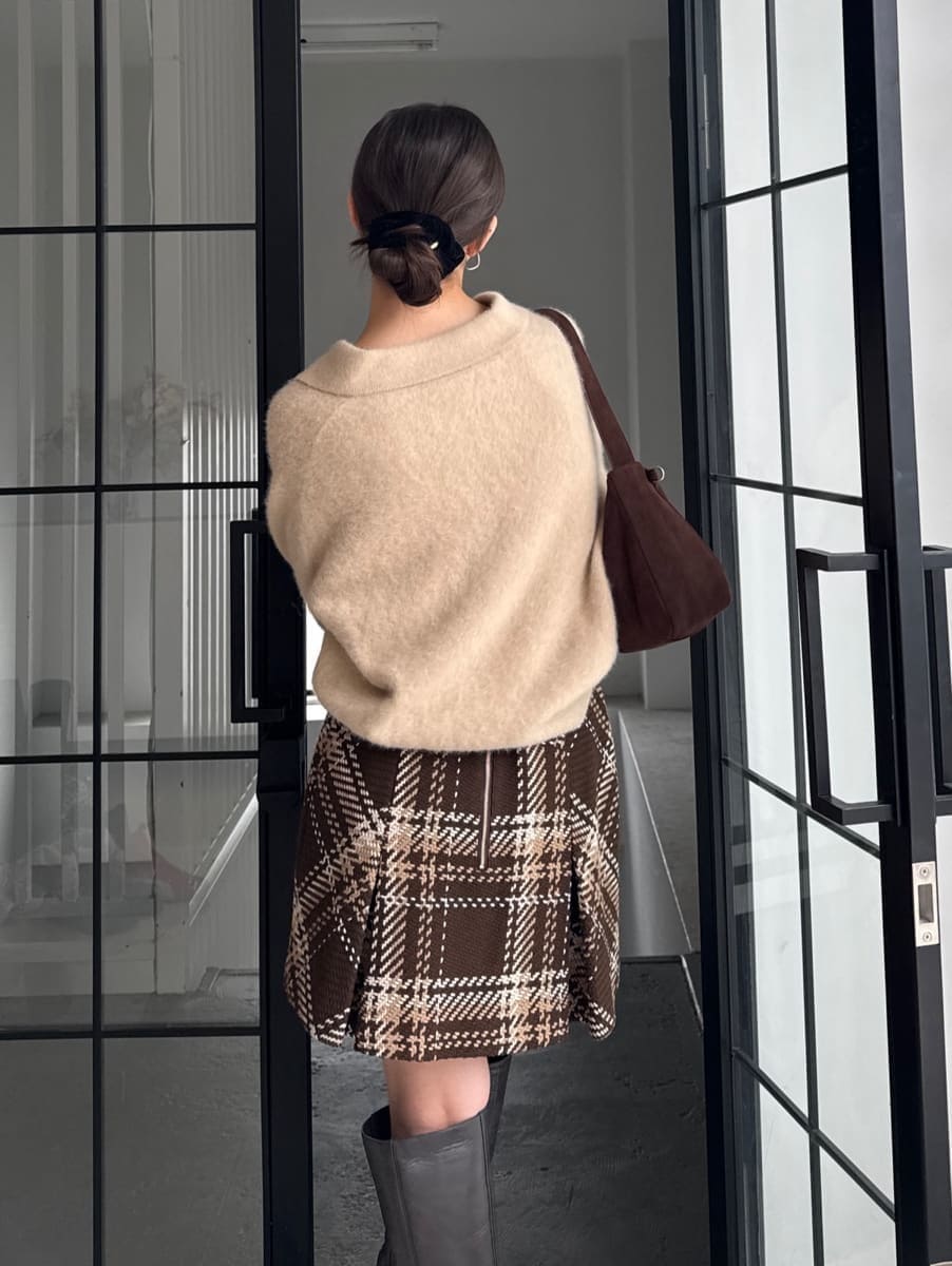 ベージュ系のニット/セーター、ブラウン系のスカートを着用したレディースの秋コーディネートの4枚目の写真