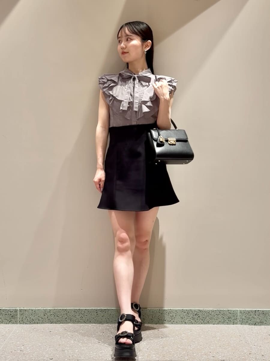 グレー系のシャツ/ブラウス、ブラック系のその他パンツ、ブラック系のサンダルを着用したレディースの夏コーディネートの2枚目の写真