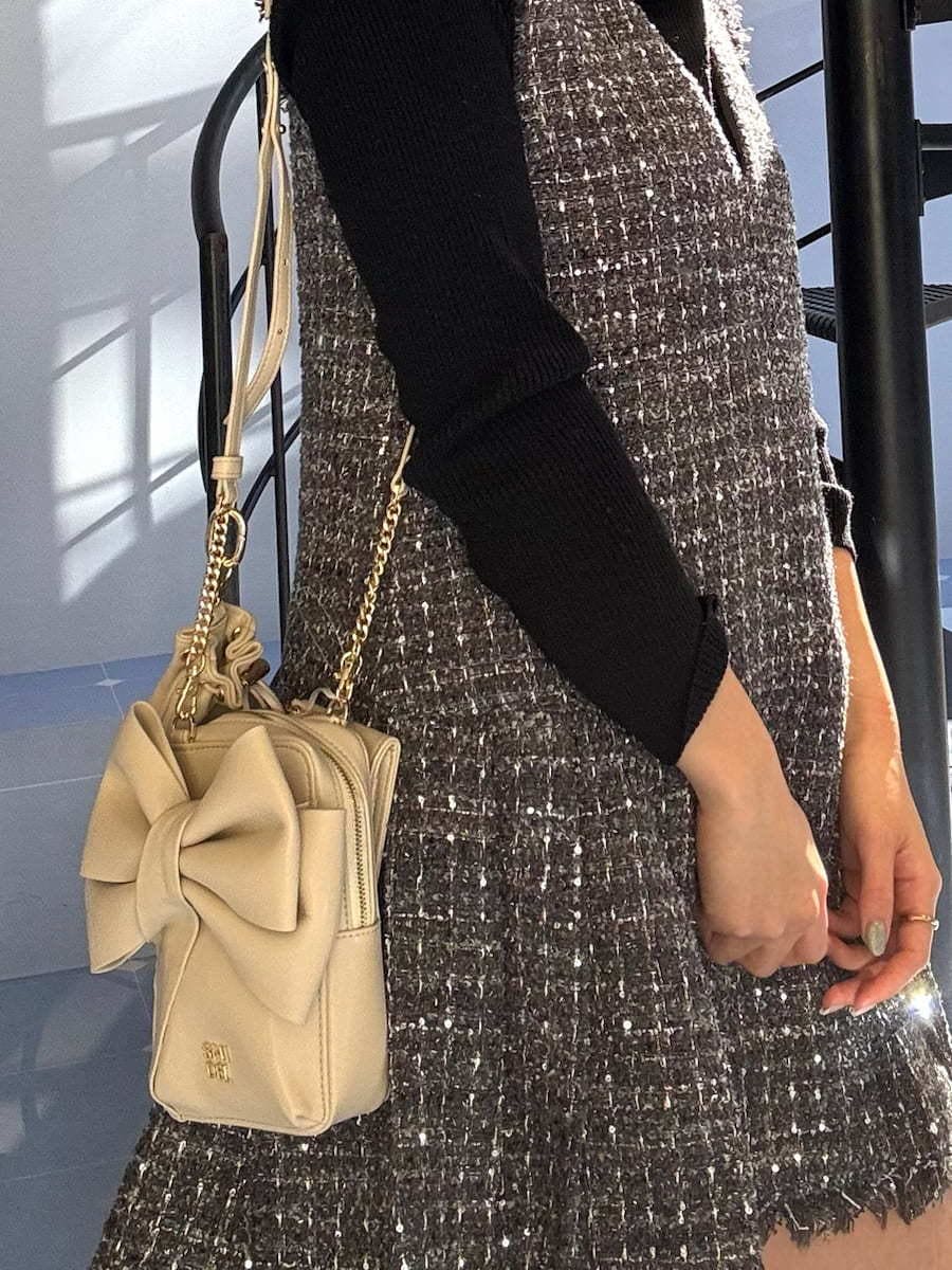 ブラック系のブーツ、グレー系のブルゾン、グレー系のワンピースを着用したレディースの冬コーディネートの10枚目の写真