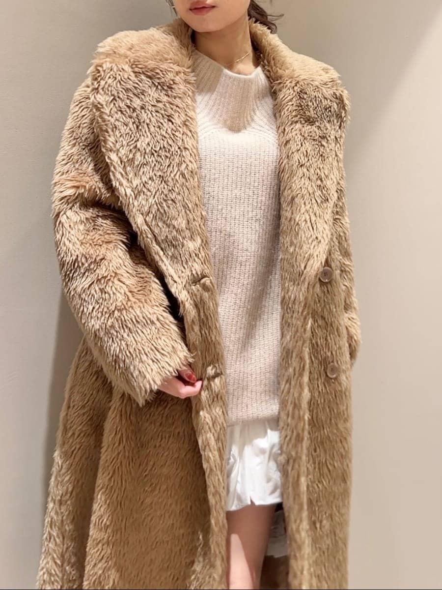 ブラック系のブーツ、ブラック系のハンドバッグ、ホワイト系のその他パンツを着用したレディースの冬コーディネートの6枚目の写真