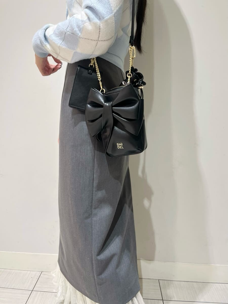 ブラック系のブーツ、グレー系のスカート、ブルー系のニット/セーターを着用したレディースの秋コーディネートの6枚目の写真