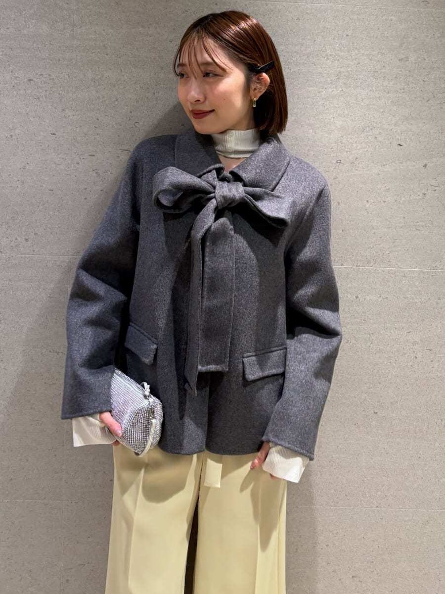 グレー系のテーラードジャケット、ホワイト系のニット/セーターを着用したレディースの秋コーディネートの8枚目の写真