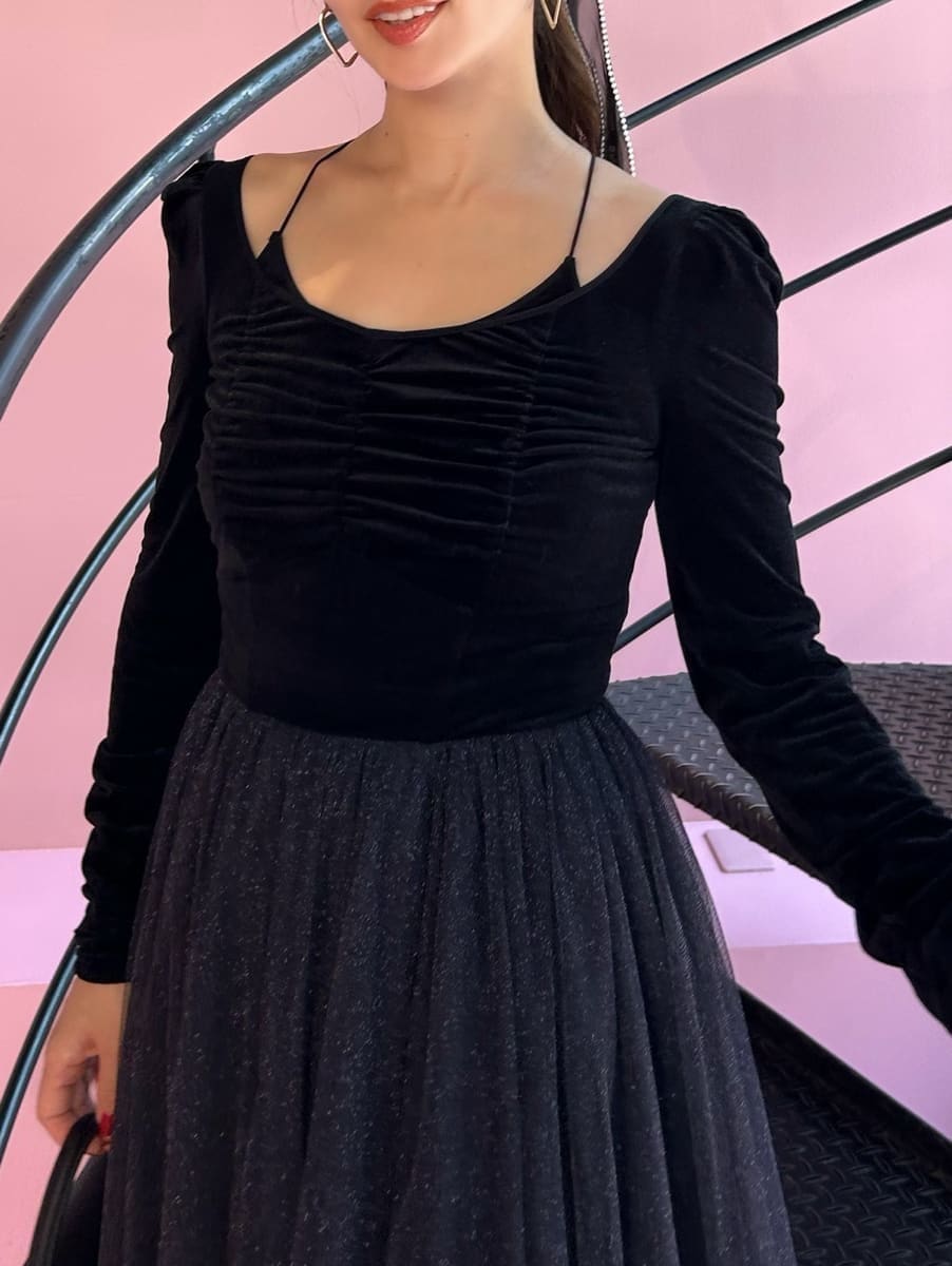 ブラック系のワンピース、ブラック系のショルダーバッグ、ブラック系のその他ヘアアクセサリーを着用したレディースの夏コーディネートの4枚目の写真