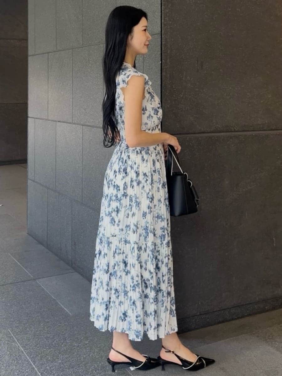 ブルー系のワンピース、ブルー系のカーディガン/ボレロ、ブラック系のパンプスを着用したレディースの冬コーディネートの6枚目の写真