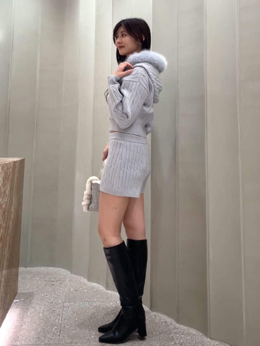 ブルー系のその他パンツ、ブルー系のパーカー、ブラック系のブーツを着用したレディースの秋コーディネートの2枚目の写真