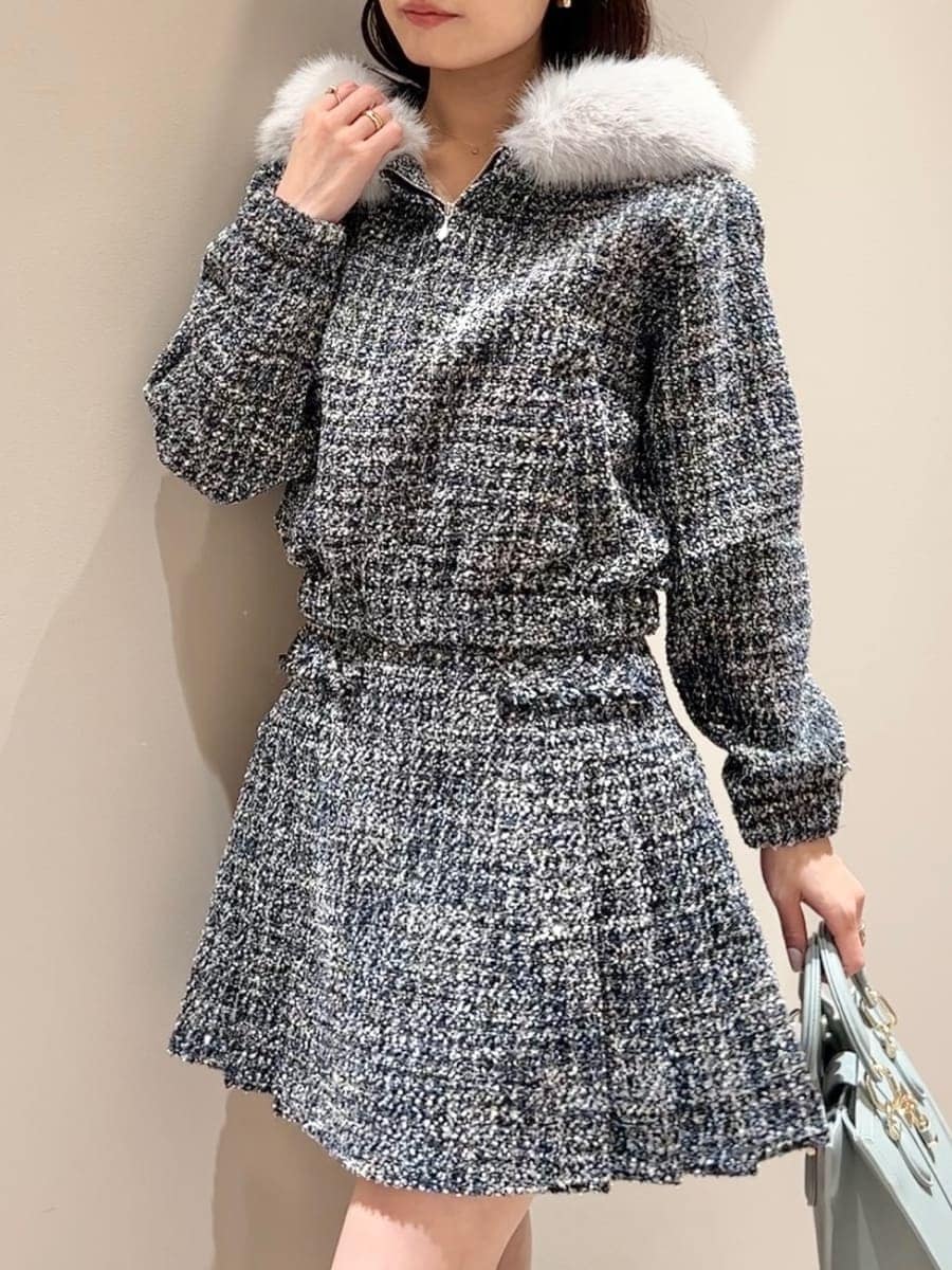 ブラック系のブーツ、ブルー系のブルゾン、ブルー系のスカートを着用したレディースの冬コーディネートの4枚目の写真